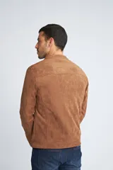 Campera de hombre estilo gamuza, con cuello mao, cierre frontal y bolsillos laterales con cierre.
