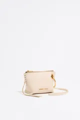 Monedero mini de piel vacuna con estructura blanda, cierre de cremallera superior, asa extraíble y logo metálico frontal de la marca.