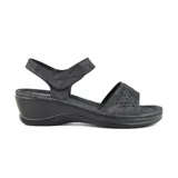 Sandalias negras con plataforma baja, tira delantera con diseño calado y tira trasera con ajuste de velcro.