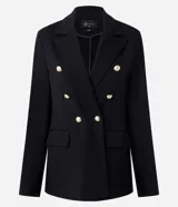 Blazer estructurado de corte cruzado en tejido de Punto Roma, con cuello de solapa, bolsillos con solapa, manga larga y botones metálicos dorados.