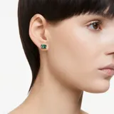 Aros colgantes con baño de rodio, con circonitas Swarovski rectangulares verdes en los extremos y una cascada de circonitas redondas transparentes en el centro. Pueden usarse con o sin la parte colgante.