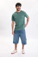 Bermuda de jean de corte holgado y estilo cargo, con bolsillos laterales y trabillas para cinturón.