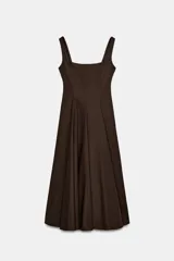 Vestido midi de algodón con escote cuadrado, tirantes anchos y falda con godets que aportan volumen. Cuenta con cierre lateral con cremallera oculta.