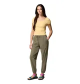 Pantalón cargo Columbia Pinetown Canyon color verde militar, de corte relajado, con cintura elástica ajustable con cordón, bolsillos frontales aplicados, puños elásticos y tecnología repelente al agua y manchas.