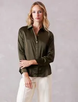 Camisa de satén color verde oliva, con cuello clásico, cierre frontal con botones metálicos y mangas largas con puños abotonados.