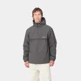 Campera tipo windbreaker de estilo pullover, color gris oscuro, con capucha ajustable, cierre frontal parcial y bolsillo tipo canguro con cierre. Presenta puños elásticos y logo de la marca bordado en el pecho.