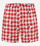 Pijama masculino de algodón, compuesto por una remera blanca de manga corta con cuello redondo y ribete rojo, y un short con estampado a cuadros rojos y blancos con figuras de Snoopy y Woodstock.