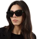 Lentes de sol con armazón rectangular de acetato en color verde oliva traslúcido y cristales oscuros con protección UV400.