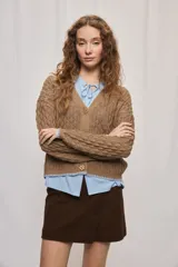 Cardigan de punto calado color tostado, con escote en V y cierre frontal de botones.