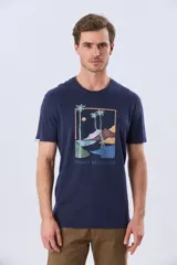 Remera azul marino de manga corta con cuello redondo y estampa frontal de un paisaje de playa con palmeras y el texto 'Legacy Beach Club'.