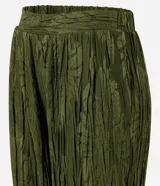 Pantalón wide leg de poliéster color verde militar, con textura plisada y estampado sutil de hojas, cintura elástica y caída fluida.
