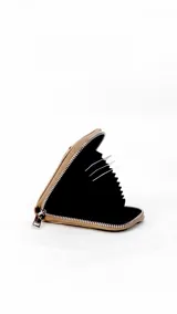 Tarjetero de diseño compacto en color tostado, con cierre perimetral metálico y visor frontal transparente para identificación o tarjetas.