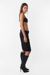 Bermuda gris claro de corte recto.