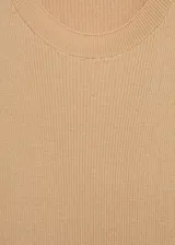 Top color beige de tejido de punto de canalé, con cuello redondo y tirantes anchos. Diseño entallado.