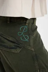 Jean de corte baggy con pierna recta y ancha, color verde oscuro con efecto lavado. Presenta bolsillos cargo laterales, costuras reforzadas y detalle de bordado del isologo en la parte trasera.
