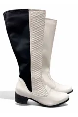 Bota de caña alta combinada, con pie y frente de ecuero blanco con diseño acolchado romboidal, y panel trasero de neopreno negro. Cuenta con taco cuadrado bajo.