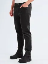 Pantalón de pana color gris topo, de corte recto y estilo clásico, con cierre de botón y bolsillos laterales.