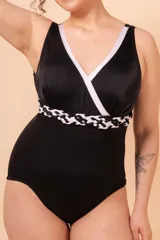 Malla entera negra con escote en V y detalle trenzado en la cintura. Reforzada en abdomen para efecto reductor. Confeccionada con tela que contiene fibra LYCRA® XTRA LIFE™.