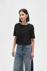 Remera de manga corta color negro, con cuello redondo y diseño holgado.