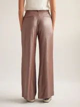Pantalon de vestir de corte recto y tiro medio-alto, confeccionado en crepe con acabado metalizado lurex. Presenta pretina con detalle de sesgo a contratono, cierre frontal y bolsillos laterales.