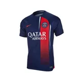 Camiseta de fútbol Nike del Paris Saint-Germain, modelo local temporada 2023/24. Diseño en color azul marino con una franja vertical roja y blanca descentrada hacia la izquierda, patrocinador principal en el pecho y logo de la marca en rojo.
