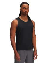 Musculosa deportiva Under Armour de corte atlético, confeccionada en tejido técnico ligero con tecnología Iso-Chill para disipar el calor. Presenta perforaciones láser estratégicas para ventilación, bajo con aberturas laterales y detalles reflectantes.