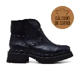 Bota corta de cuero negro con cierre lateral, suela track y taco bajo.