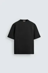 Sudadera de manga corta con cuello redondo, confeccionada en tejido técnico compacto de algodón con elasticidad y corte relajado.