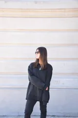 Buzo negro de algodón con efecto lavado y pequeño logo bordado en el pecho.