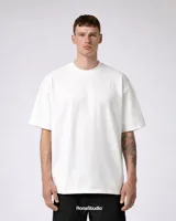 Remera de algodón de alto gramaje (250GR) con calce oversize y mangas amplias.