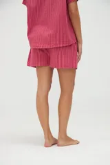 Short rosado de algodón con diseño a rayas verticales y cintura elástica, con etiqueta frontal de la marca Aire.