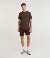 Remera deportiva de manga corta con cuello redondo, confeccionada en tejido técnico con tecnología Dry para mayor transpirabilidad y evaporación del sudor. Presenta un diseño básico con detalles reflectantes.