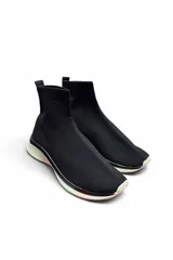 Championes tipo bota o botita negra de tejido elástico, con suela blanca y detalle de degradado en color rosado.