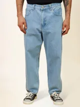 Jeans Rusty modelo Dusons25 de corte baggy fit, color celeste, confeccionados en 100% algodón con diseño de tiro medio y pernera recta y holgada.