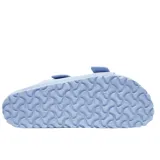 Sandalias de goma EVA color azul claro, modelo de dos tiras ajustables con hebillas.