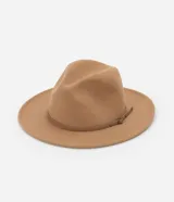 Sombrero estilo cowboy color camel con textura de gamuza y detalle de correa fina con hebilla metálica alrededor de la base.