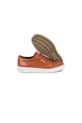 Sneakers de cuero color caramelo, estilo casual de caña baja con cordones marrones y suela blanca gruesa. Presentan un diseño clásico con costuras visibles y el logo de Ecco en relieve en el lateral.
