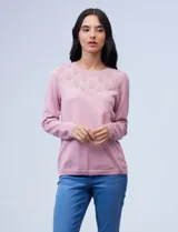 Sweater celeste de tejido de punto fino con calados en forma de hojas en la parte superior delantera y en los hombros.