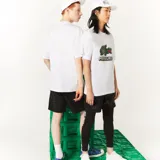Remera verde con estampado del logo de Lacoste pixelado al estilo Minecraft y el logo de Minecraft debajo.
