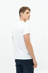 Remera blanca de algodón con cuello en V, manga corta, calce regular y logo bordado en el pecho.