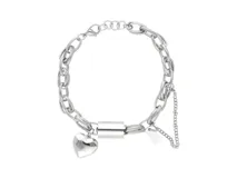 Pulsera plateada de acero con eslabones grandes y un dije de corazón colgante.