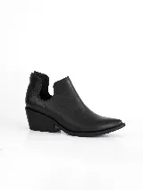 Botín negro de cuero vacuno, con elástico lateral, punta fina y taco cuadrado de 5 cm.