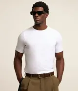 Remera de corte slim, cuello redondo y manga corta, confeccionada en tejido de algodón suave y resistente. Diseño básico y versátil sin estampados.