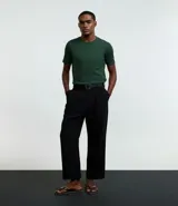 Remera de manga corta, cuello redondo y calce ajustado (slim fit), color gris claro, con textura acanalada vertical.