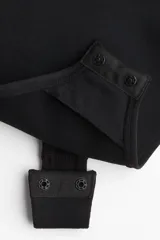 Body tanga de diseño minimalista con efecto modelador en el vientre. Presenta copas forradas con detalle fruncido central, breteles finos ajustables y cierre inferior con botones a presión ocultos. Confeccionado sin aros y con costuras reducidas para mayor comodidad.