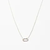 Colgante de cadena fina de plata 925 con un dije central en forma de eslabón ovalado.