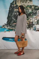 Vestido corto a rayas horizontales color verde y blanco, de corte amplio y mangas acampanadas.