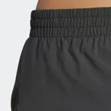 Shorts de running Adidas Adizero Essentials Split, color negro, confeccionados con poliéster reciclado. Presentan un diseño liviano, tiro medio, aberturas laterales y calzoncillo interior. Incluyen un bolsillo interior para tarjetas o geles.