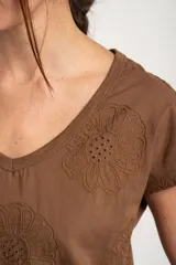 Remera marrón de algodón peinado flame, con escote en V, mangas cortas y diseño bordado de flores en tono sobre tono.