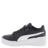 Championes Puma modelo Karmen Wedge, de diseño urbano con plataforma. Presentan una capellada de cuero sintético en color negro, con la icónica franja lateral de Puma en blanco y detalles de marca en dorado. Cuentan con suela de plataforma blanca de goma y cierre mediante cordones.